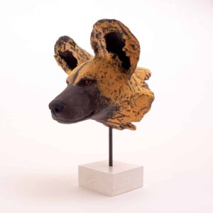 Dierenbeeld afrikaanse wilde hond kop keramiek inez eijkenboom animal sculptures.
