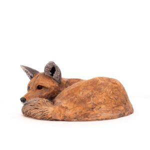 Dierenbeeld rode vos liggend keramiek inez eijkenboom animal sculptures.