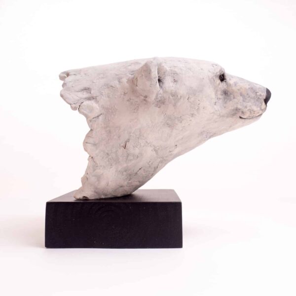 Dierenbeeld ijsbeer kop keramiek inez eijkenboom animal sculptures.