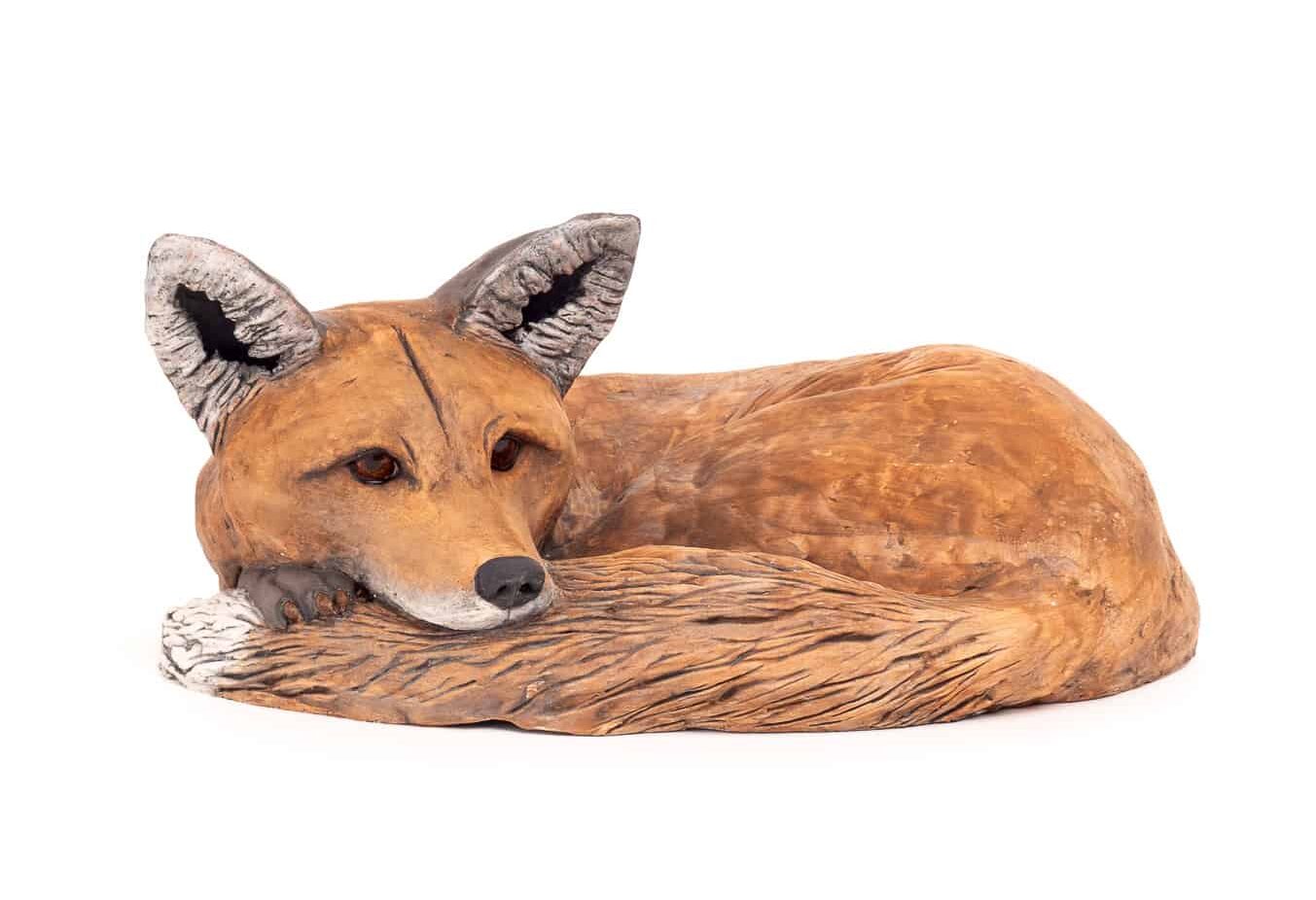 dierenkunst-dierenbeeld-vos-liggend-keramiek